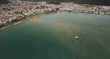 Çamur rengine bürünen deniz havadan görüntülendi