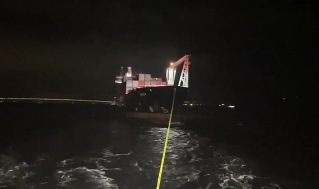 Çanakkale Boğazı'ndan geçen konteyner gemisi makine arızası nedeniyle demirletildi