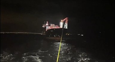 Çanakkale Boğazı'ndan geçen konteyner gemisi makine arızası nedeniyle demirletildi