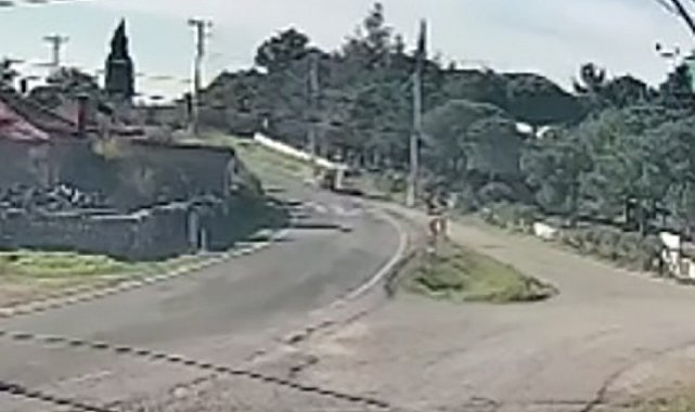 Çanakkale'de iki araç çarpıştı: Kaza anı kamerada