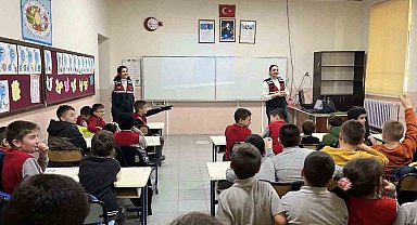 Çanakkale'de jandarma ekipleri KADES ve güvenlik hakkında bilgilendirdi