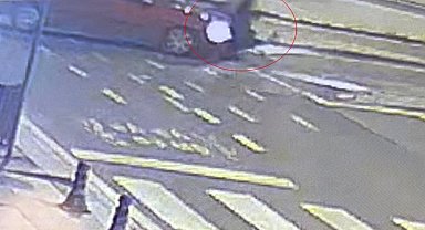 Çarpıştığı arabanın üzerinden takla attı: O anlar kamerada