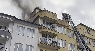 Çatı katındaki kömürlükte yangın paniği