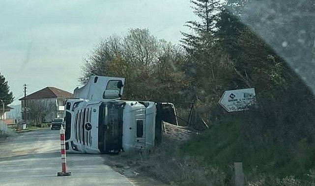 Çaycuma'da kontrolden çıkan tır devrildi