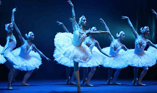 Çaykovski'nin 'Kuğu Gölü' balesi Denizli'de beğeniyle izlendi