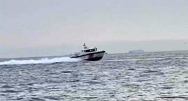 Çeşme açıklarında mülteci hareketliliği: Sahil Güvenlik mülteci botunu takip etti