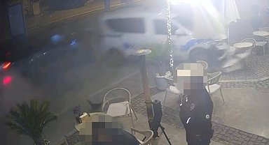 Çeşme'de otomobilin polis aracına çarptığı anlar kameraya yansıdı