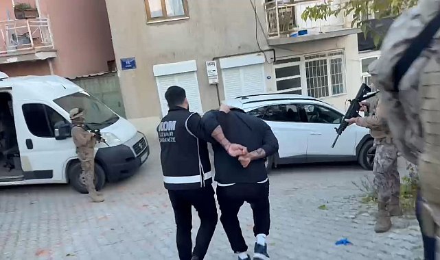 Çeşme'de özel harekat destekli operasyon: 6 ayrı suçtan aranan firari yakalandı
