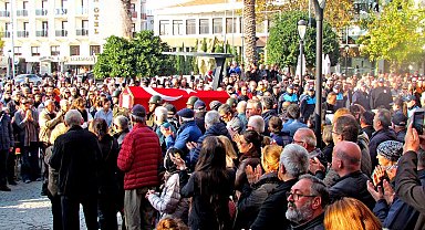 Çeşme'nin eski Belediye Başkanı Tütüncüoğlu, son yolculuğuna uğurlandı
