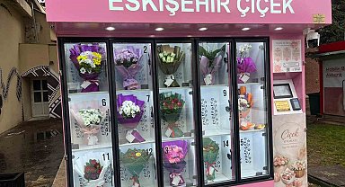 Çiçek sürprizi yapmak isteyen bu otomata geliyor