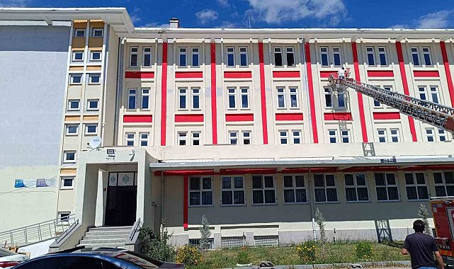 Çiftlik Anadolu İmam Hatip Lisesi'nde örnek davranış: Okul Müdür Yardımcısı binayı kendi boyadı