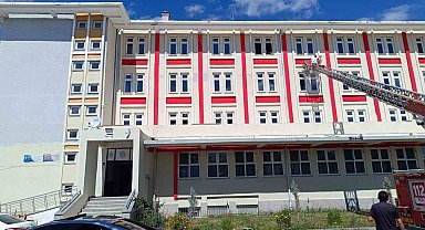 Çiftlik Anadolu İmam Hatip Lisesi'nde örnek davranış: Okul Müdür Yardımcısı binayı kendi boyadı