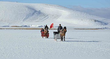 Çıldır Gölü'nde kış masalı: Atlı kızaklar buz üstünde halaylarla sezonu açtı