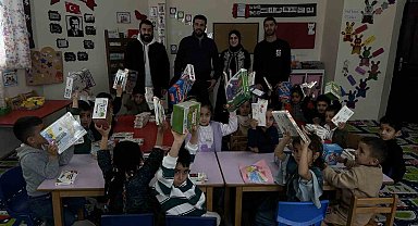 Cilo Dağı eteklerindeki okula zeka oyunu seti ile kırtasiye malzemesi hediye edildi