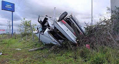 Ciple çarpışan otomobil hurdaya döndü: 1'i ağır 2 yaralı