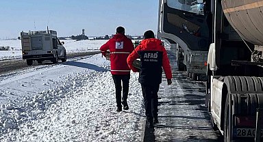 Cizre Kızılay'dan yolda kalan tır şoförlerine sıcak destek