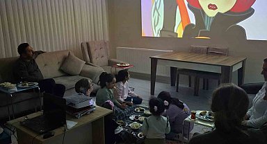 Çocuk evlerinde kalan çocuklara çizgi film sürprizi