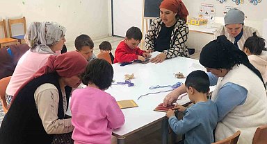 Çocuklar anneleriyle birlikte geleneksel kilim dokumayı öğrendi