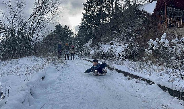 Çocuklar karın tadını poşetlerle kayarak çıkardı