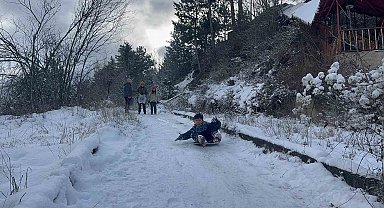 Çocuklar karın tadını poşetlerle kayarak çıkardı