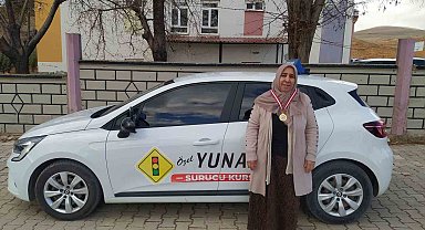 Çocukluk hayali olan ehliyete 60 yaşında kavuştu