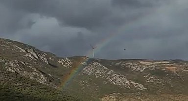 Çocukluk hayali olan gökkuşağının altından dronla geçmeyi denedi
