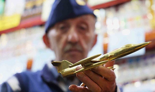 Çocukluk hayali pilotluktu, 60 yıldır 300'e yakın uçak maketi topladı