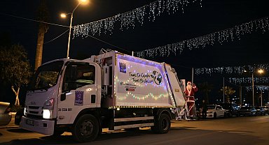 Çöp kamyonlarını ışıklarla süsleyen Kuşadası Belediyesi, yeni yılda çevre temizliğine dikkat çekti