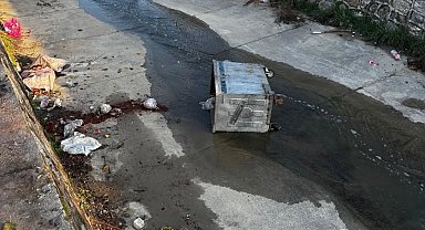 Çöp konteynerleri ilçe kanalına atıldı, belediye hukuki süreç başlatacak