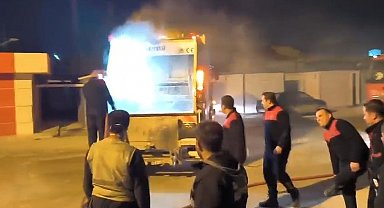 Çöp toplama sırasında yanan kamyonunu itfaiyeye sürdü