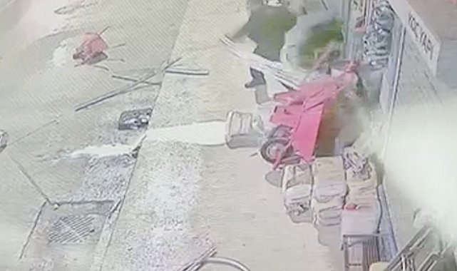 Çorum'da akılalmaz olay: Eline ne geçtiyse yola fırlattı