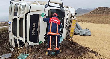 Çorum'da devrilen tırın sürücüsü yaralandı