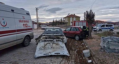 Çorum'da iki otomobil çarpıştı: 1 yaralı