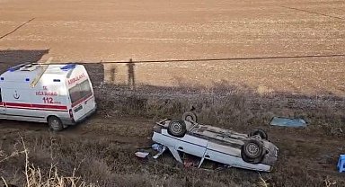 Çorum'da otomobil tarlaya uçtu: 2 yaralı