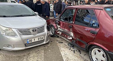 Çorum'da üç araç çarpıştı: Sürücüler burnu bile kanamadan kurtuldu