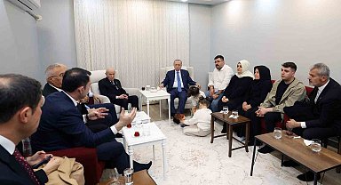 Cumhurbaşkanı Erdoğan, depremzede aileyi yeni yuvasında ziyaret etti