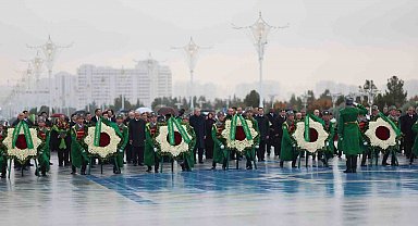 Cumhurbaşkanı Erdoğan, Türkmenistan'da Tarafsızlık Anıtı'na çelenk koyma törenine katıldı