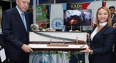 Cumhurbaşkanı Erdoğan'a kılıç hediye etti