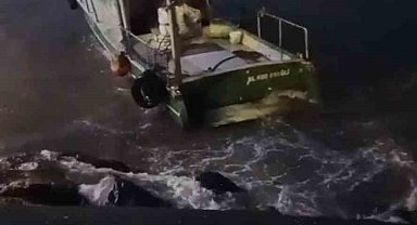 Dalgalarla savrulan balıkçı teknesinin kurtarılma anları ortaya çıktı