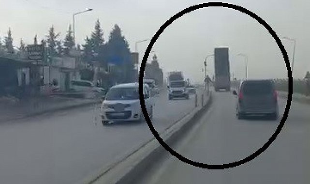 Damperi açık hafriyat kamyonu trafik ışıklarına çarptı