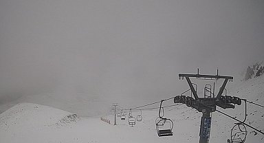 Davraz Kayak Merkezine mevsimin ilk karı düştü bazı noktalarda beyaza bürüdü