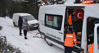 Demirci'de kar nedeniyle yolda mahsur kalan 3 avcı kurtarıldı