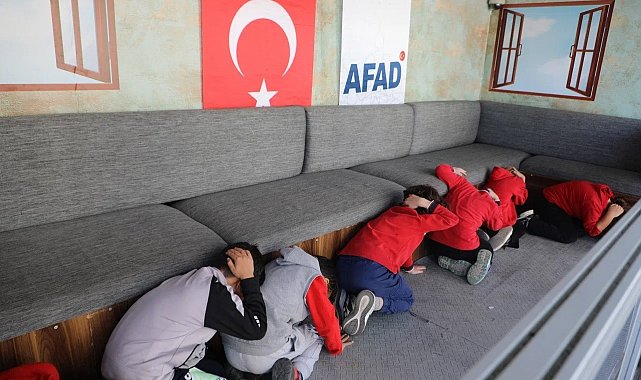 Deprem anı gerçekçi bir ortamda canlandırıldı