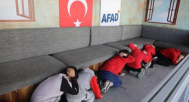 Deprem anı gerçekçi bir ortamda canlandırıldı