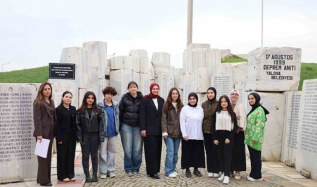 Deprem Anıtı'nda gençlerden anlamlı çalışma