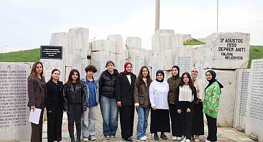 Deprem Anıtı'nda gençlerden anlamlı çalışma