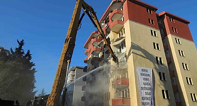 Deprem hazırlıklarının sürdüğü Büyükçekmece'de riskli bir site daha yıkıldı