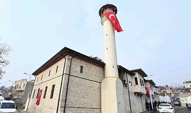 Depremde hasar alan cami yeniden ibadete açıldı