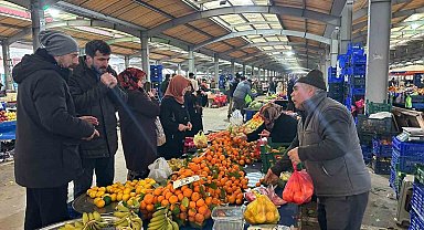 Depremlerin ardından Sındırgı'da komşuluk seferberliği
