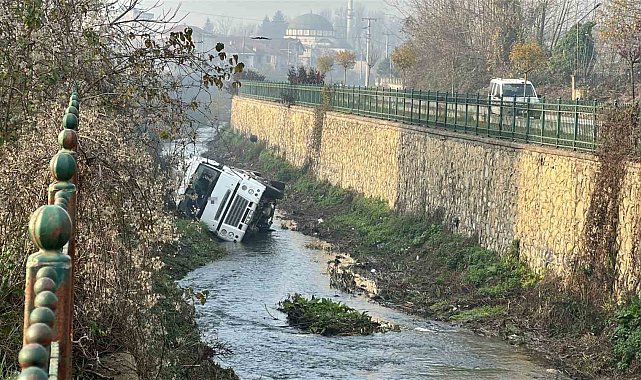 Dere yatağına devrilen beton mikserinin sürücüsü yaralandı